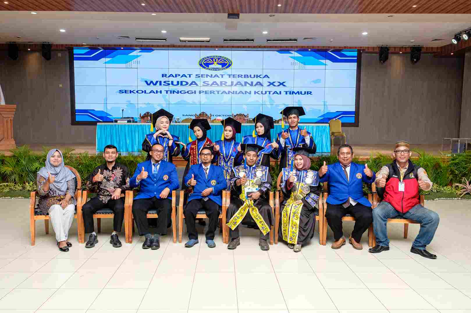 Foto Bersama Dosen, Staf dan Wisudawan